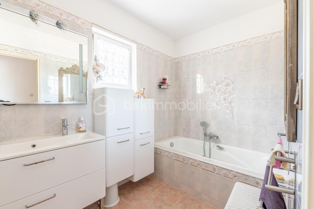 DPT VAR 83 : VERITABLE HAVRE DE PAIX – 6 pièces – 4 chambres – 160 m²