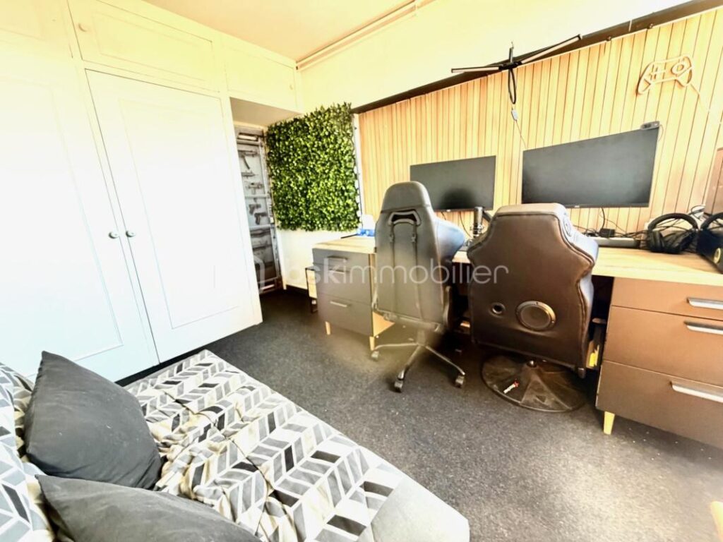 Résidence Bellevue/ F3 dernière étage / une place de parking/ et une cave – 3 pièces – 2 chambres – 61 m²