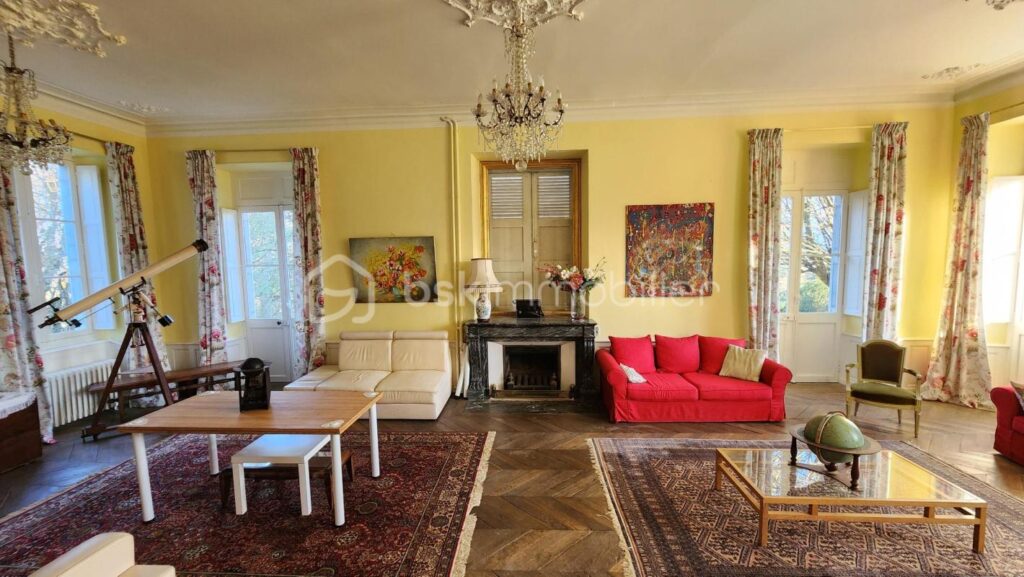 Domaine de charme sur les côteaux Est de Tarbes – NR pièces – NR chambres – 720 m²