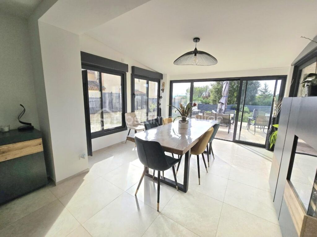 En exlusivité à Lauris jolie maison rénovée, 3 chambres, bureau, piscine – 5 pièces – 3 chambres – 140 m²