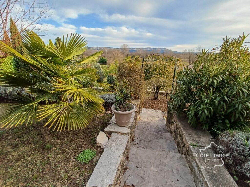 Maison de village rénovée avec dépendances et terrain attena – 6 pièces – 3 chambres – 105 m²