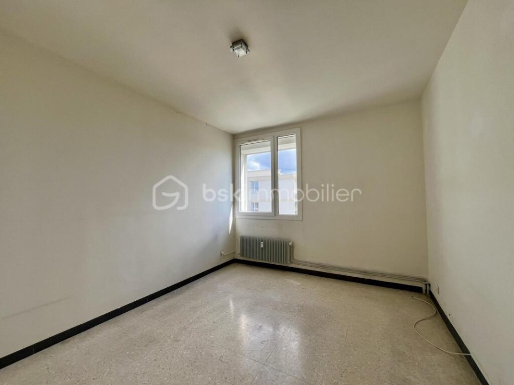 Appartement lumineux – Dernier étage – Fort potentiel – 2 pièces – 1 chambre – 65 m²