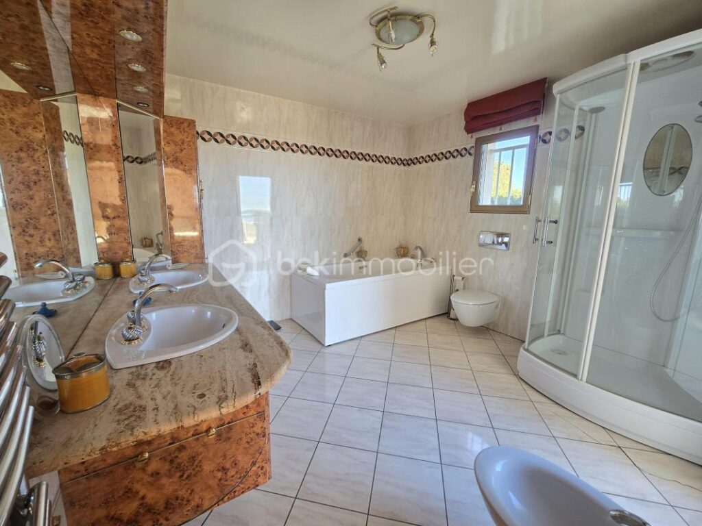 Villa de standing avec piscine à débordement et appartement indépendant – Bouzigues – 5 pièces – 4 chambres – 250 m²