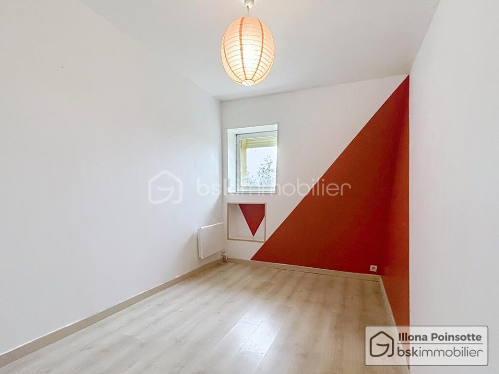 Maison avec dépendances et 1 hectare de terrain – 5 pièces – 4 chambres – 100 m²