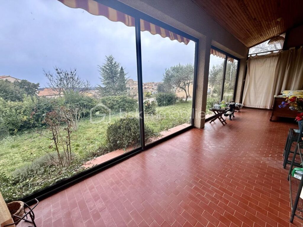 🏡À VENDRE VILLA DE 130 M2 + GRANDE VÉRANDA AVEC VUE PANORAMIQUE – GARAGE ET ABRIS DE JARDIN – FORT POTENTIEL SUR 1060 M2 DE TERRAIN – VALENSOLE – PRIX 305 000 € 🌿✨ – 5 pièces – 3 chambres – 130 m²