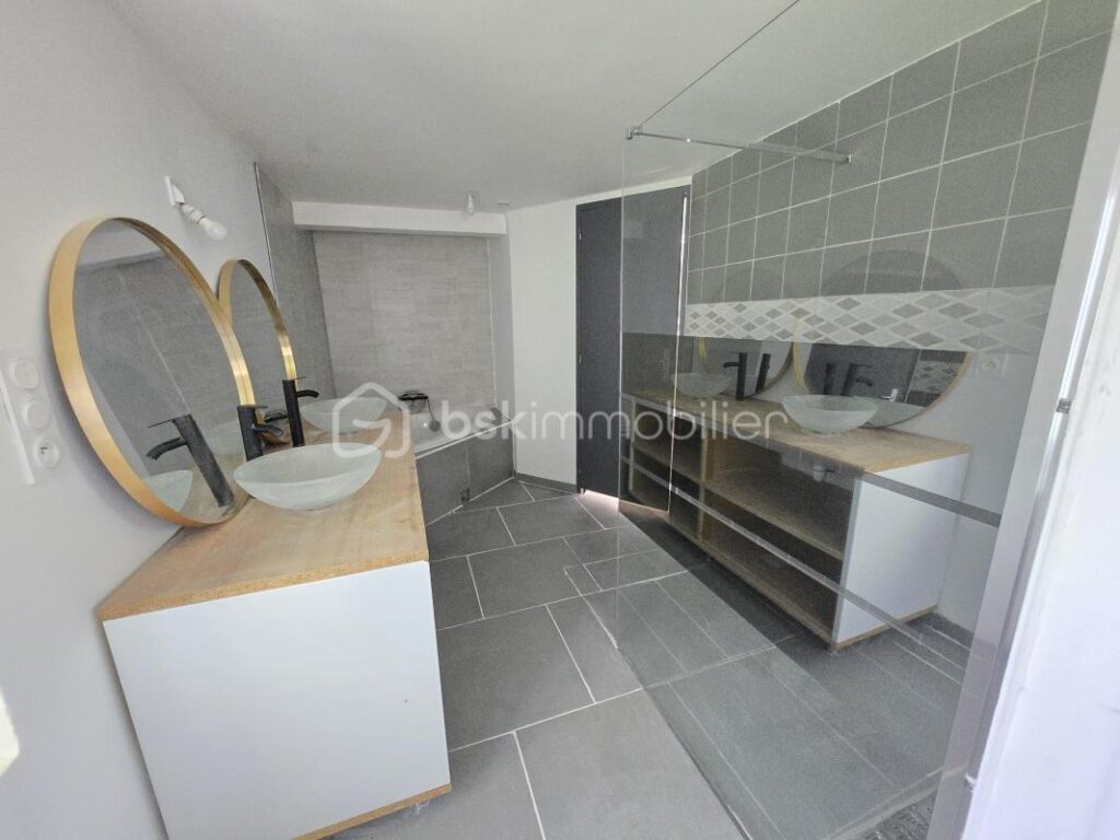 Magnifique Maison de village de 133m² à Saint Léger des Vignes – 6 pièces – 5 chambres – 133 m²