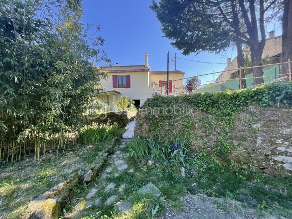 Charme bucolique et tranquillité à La Grand-Combe : Maison de village rénové avec terrasses ensoleillées – 3 pièces – 2 chambres – 65 m²