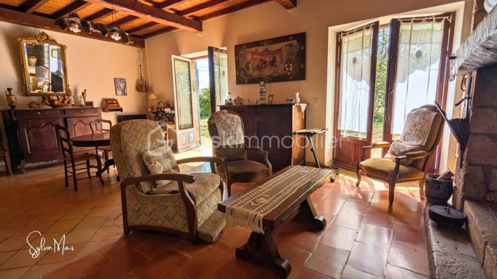 Ancienne grange en pierre sur 2,7 hectares avec vue dégagée au calme – 4 pièces – 3 chambres – 140 m²