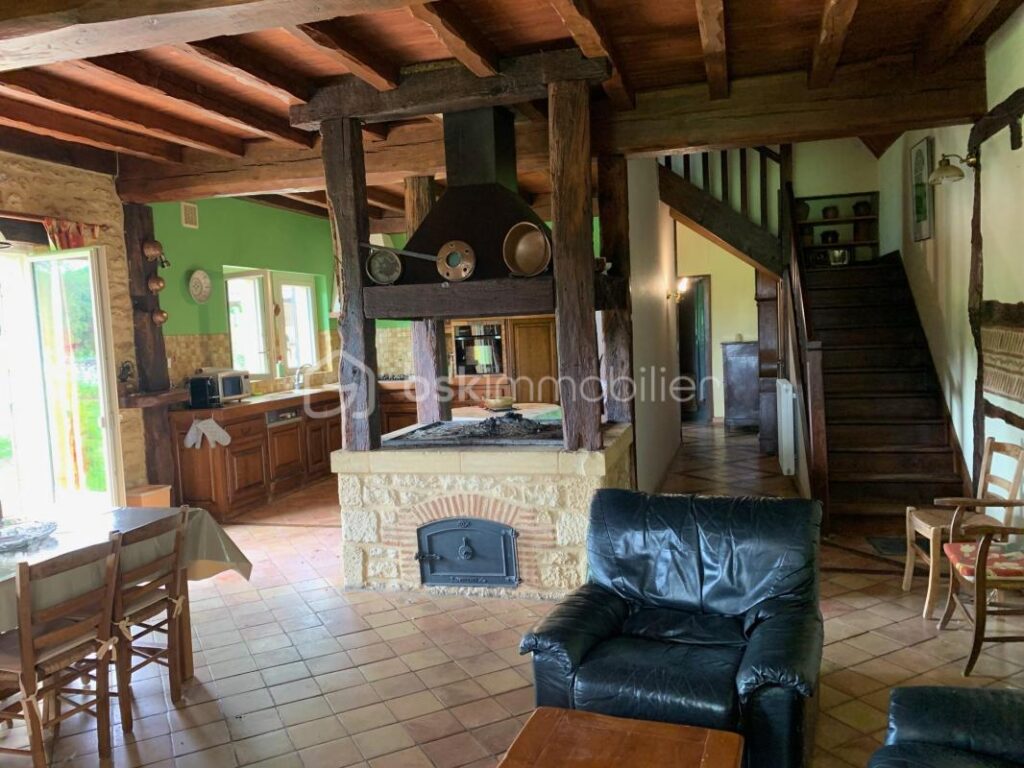 Propriété de 2 belles maisons de style Périgourdin avec piscine – 10 pièces – 6 chambres – 240 m²