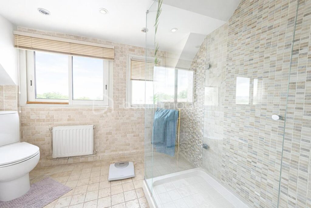 À 10 minutes de RAMBOUILLET, propriété de 220m²habitable sur terrain de 940m² avec une magnifique piscine de 5 M par 10 M – 4 pièces – 3 chambres – 171 m²