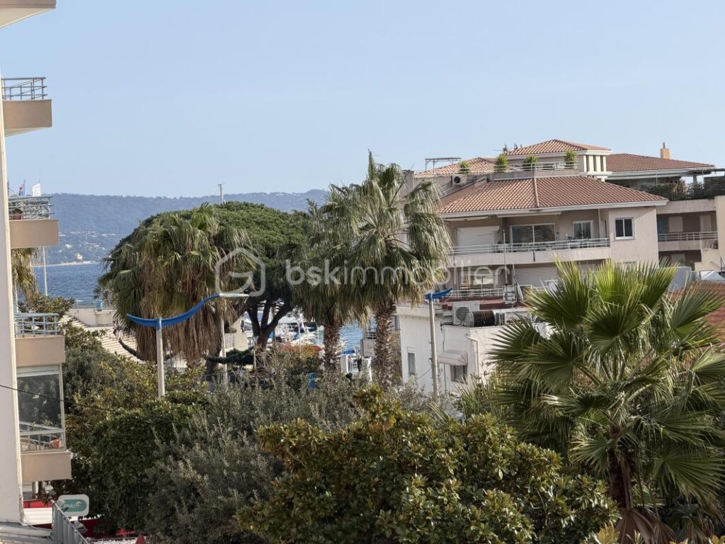 Cavalaire-sur-Mer (83240) – Appartement T4 traversant de plus de 84m2 en Centre Ville, à 150 m du bord de Mer – 4 pièces – 3 chambres – 84 m²