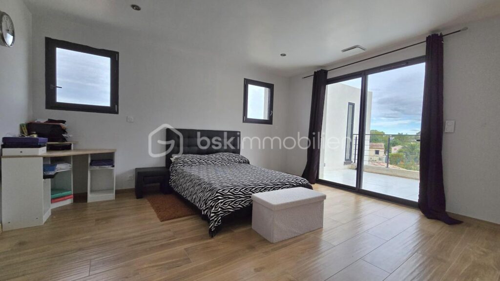 Villa contemporaine avec suite parentale en RDC, piscine, garage et grand jardin – 6 pièces – 4 chambres – 188 m²