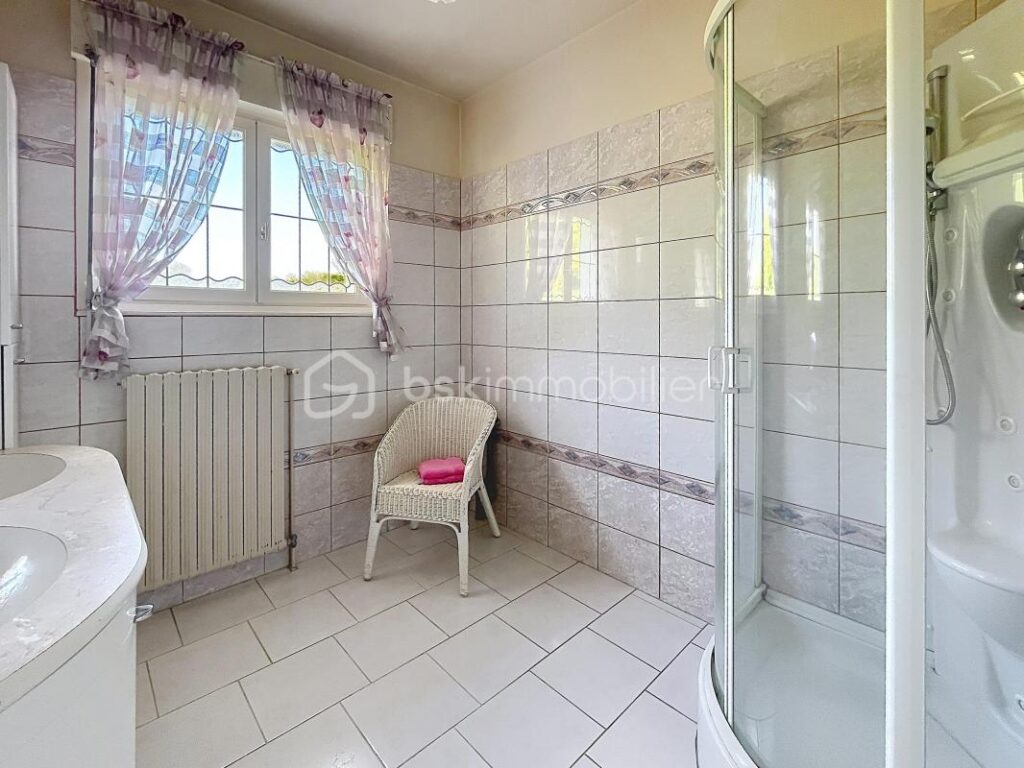 PAVILLON SUR SOUS SOL COMPLET – 8 pièces – 4 chambres – 178 m²