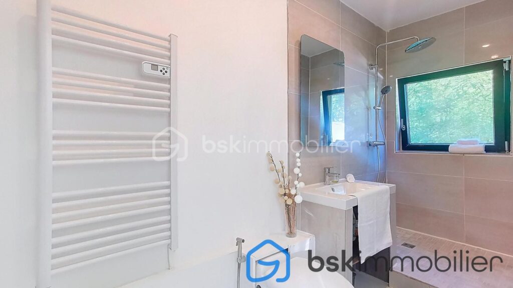 Maison INDIVIDUELLE LOCAL profession libérale – 8 pièces – 4 chambres – 210 m²
