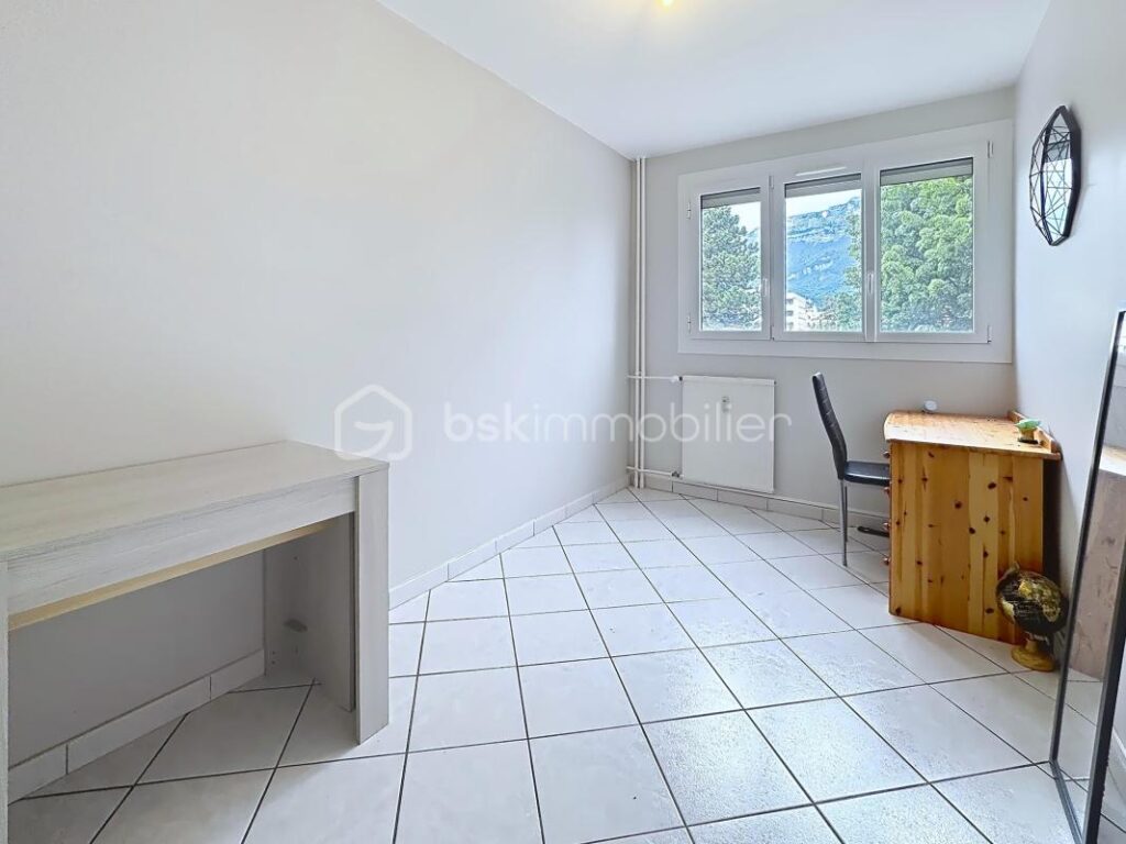 Appartement de 83 m2 avec terrasse – 4 pièces – 3 chambres – 82 m²
