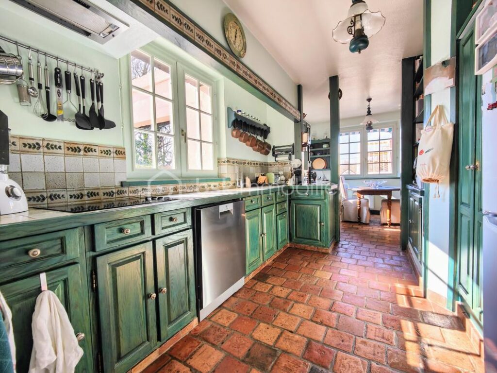 Au calme, grande maison familiale 6 ch av jardin clos arboré, terrasse et piscine couverte – 15 pièces – 6 chambres – 390 m²