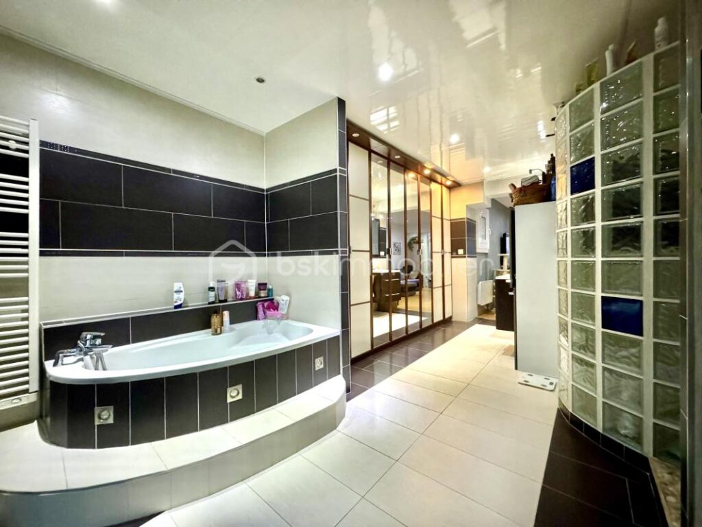 Fublaines – Maison d’architecte 200 m² + potentiel 250 m² – Terrain 3 500 m² – 8 pièces – 5 chambres – 192 m²