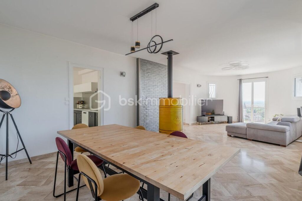 MAISON FAMILIALE AVEC VUE DÉGAGÉE, AU CALME DANS UN CADRE EXCEPTIONNEL PROCHE COMMODITÉS – 8 pièces – 5 chambres – 241 m²