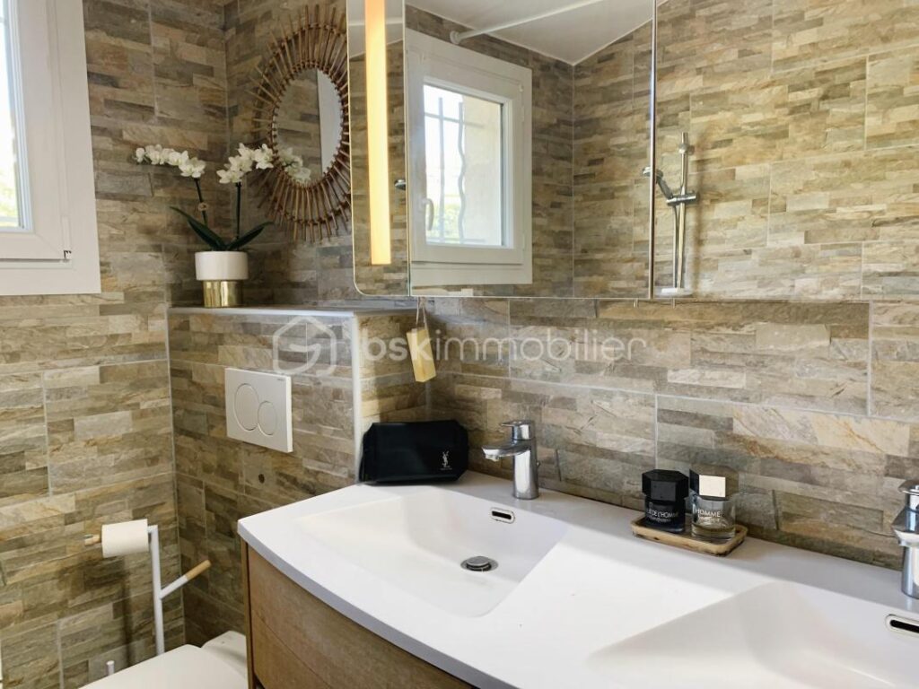 A Villeneuve-Loubet – Appartement 3 pièces atypique avec jardin de 200 m² et aperçu mer – 3 pièces – 2 chambres – 63 m²