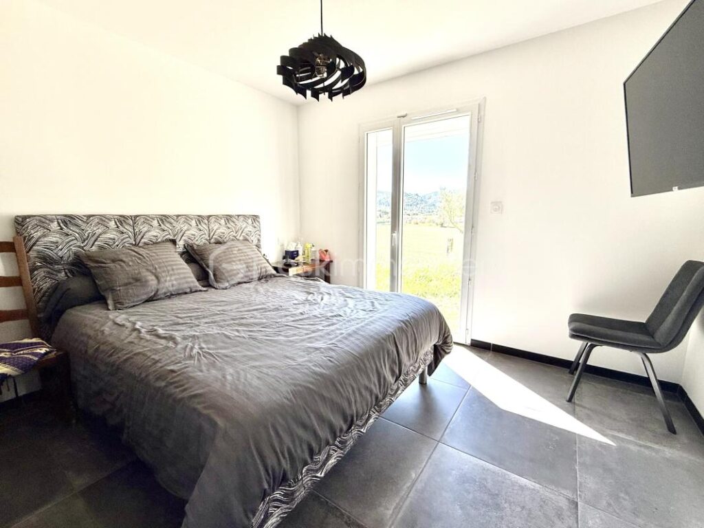 À VENDRE VILLA MODERNE 89M2 – 3 CHAMBRES + GARAGE – SUR 750 M2 DE TERRAIN À GRÉOUX LES BAINS – 4 pièces – 3 chambres – 88 m²