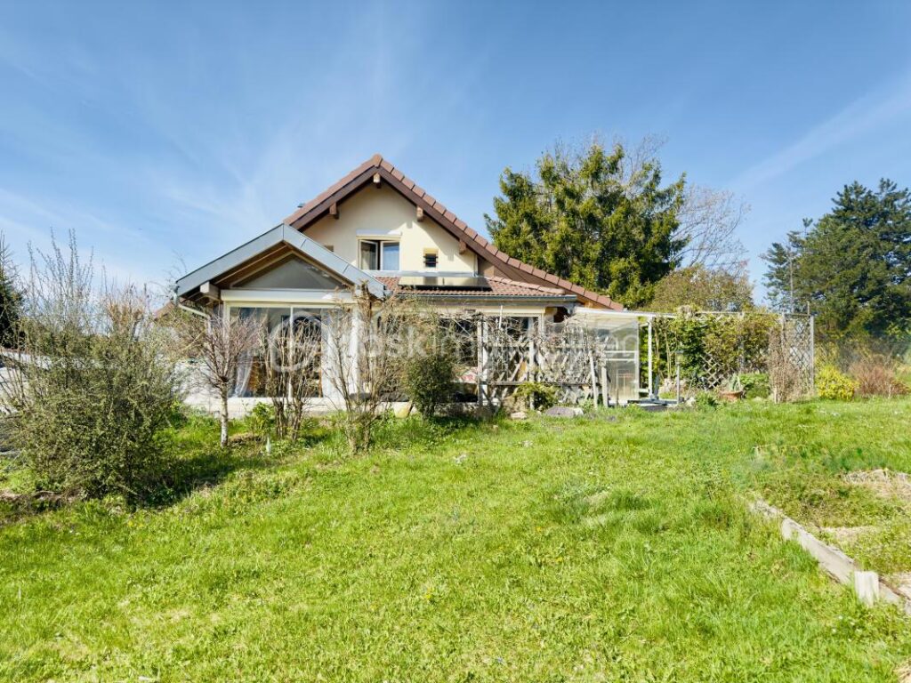 ✨ Saint Sixt – Maison familiale T6 rénovée avec vue montagnes, terrain de 1 262 m² ✨ – 6 pièces – 3 chambres – 128 m²
