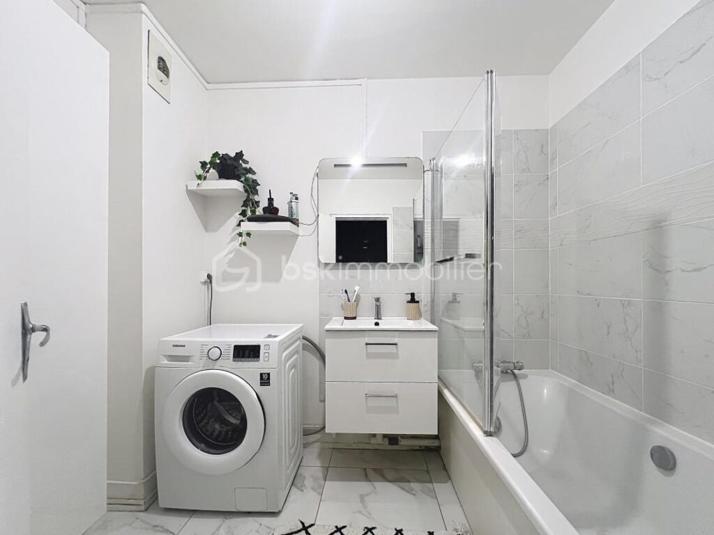 RARE EN CENTRE-VILLE – APPARTEMENT 3 PIÈCES RÉNOVÉ AVEC PARKING ET VUE SEINE – 3 pièces – 2 chambres – 64 m²