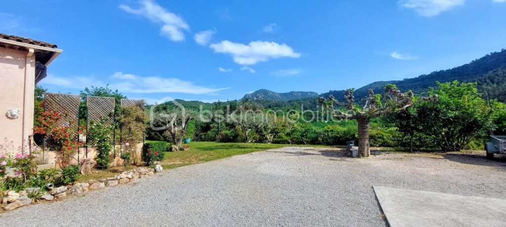 Superbe villa de 148 m2 sur une terrain de 2400 m2 – 5 pièces – 4 chambres – 148 m²