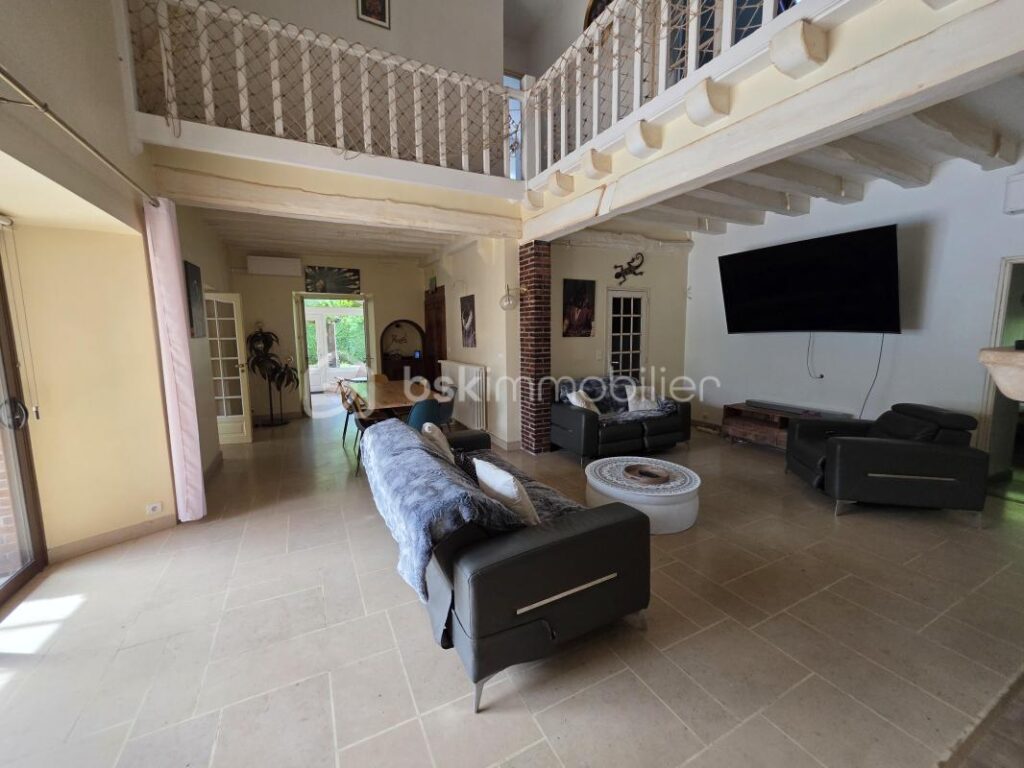 Propriété d’exception 16 pièces 7 chambres à Sens 5 minutes de la gare qui mène à Paris Bercy en 54 minutes – 16 pièces – 6 chambres – 367 m²
