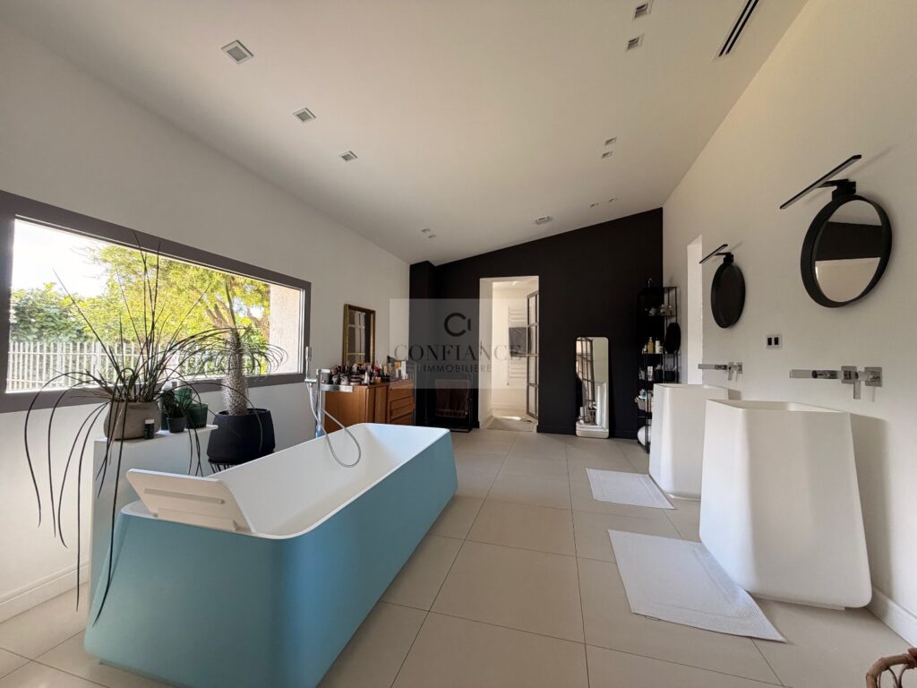 Maison – 7 pièces – 5 chambres – 254 m²