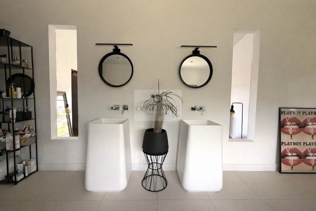 Maison – 7 pièces – 5 chambres – 254 m²
