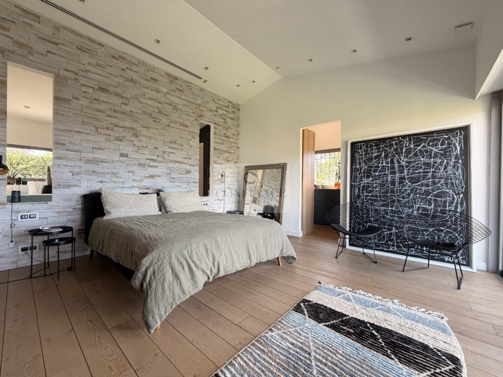 Maison – 7 pièces – 5 chambres – 254 m²