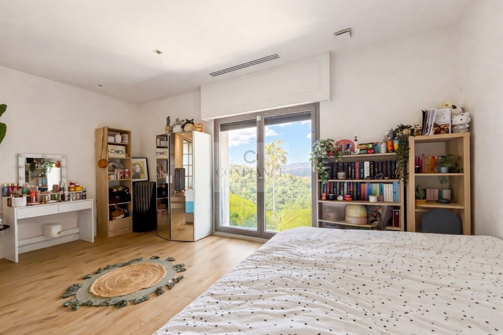 Maison – 7 pièces – 5 chambres – 254 m²