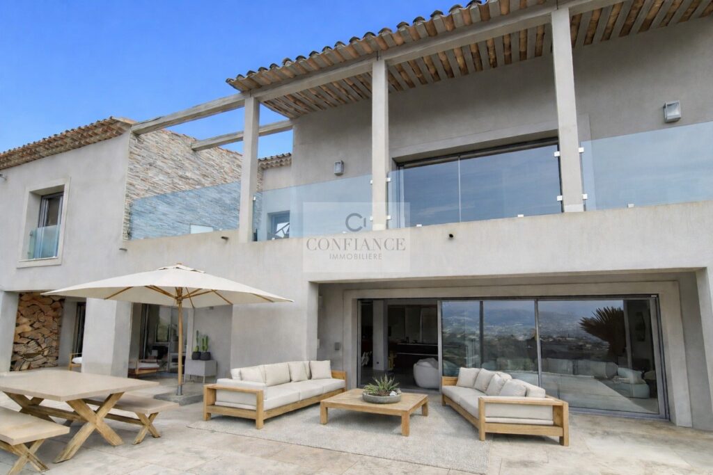 Maison – 7 pièces – 5 chambres – 254 m²