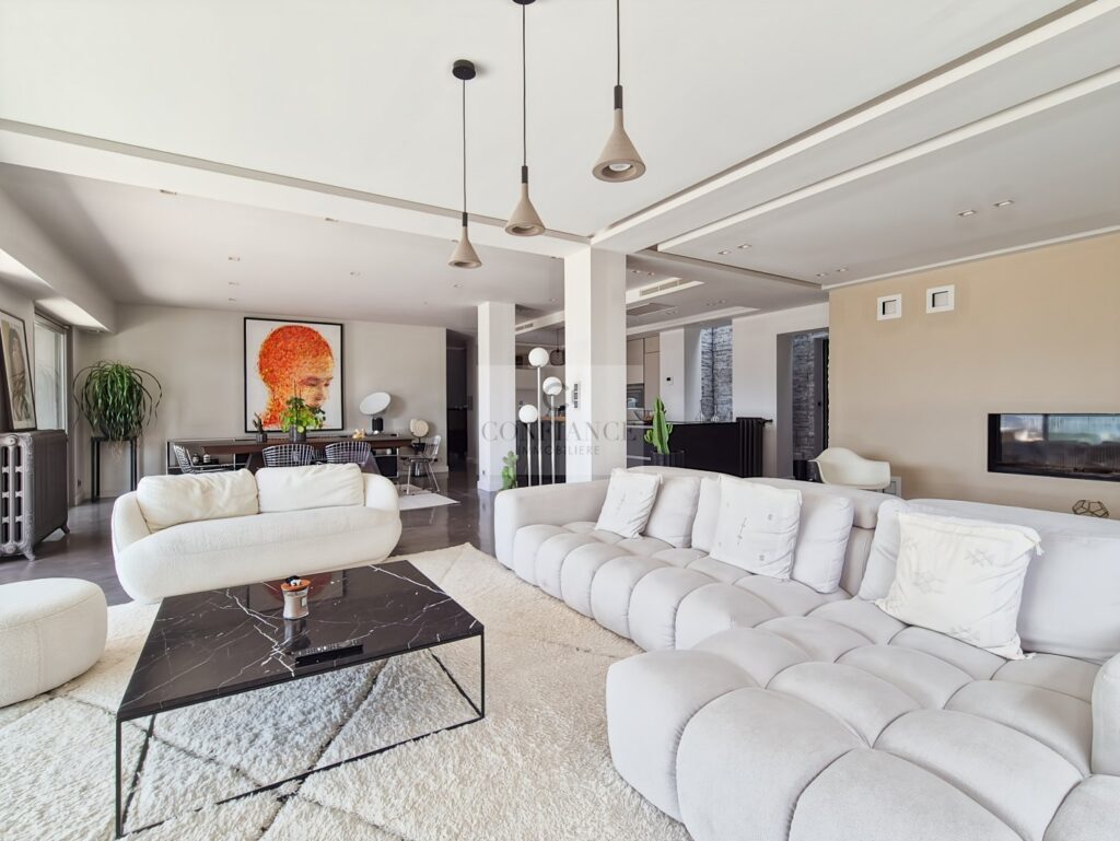 Maison – 7 pièces – 5 chambres – 254 m²