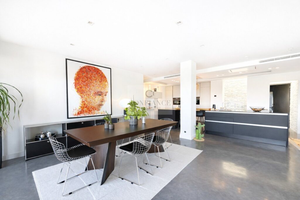Maison – 7 pièces – 5 chambres – 254 m²