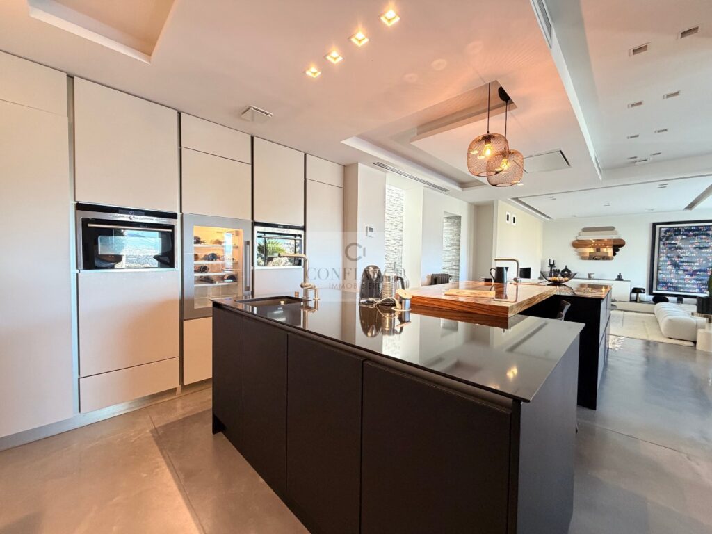 Maison – 7 pièces – 5 chambres – 254 m²