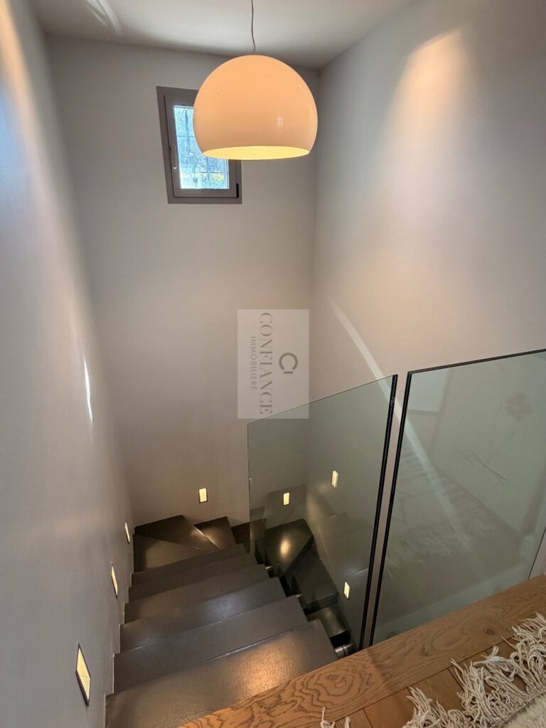 Maison – 7 pièces – 5 chambres – 254 m²