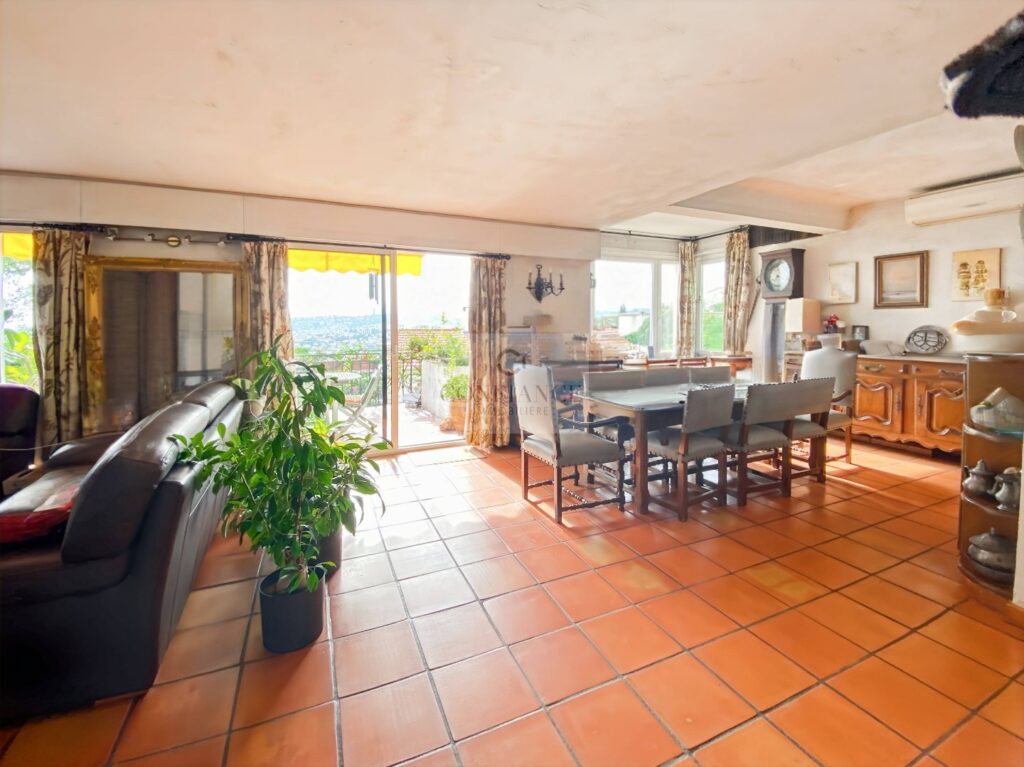 Maison – 5 pièces – 4 chambres – 199 m²