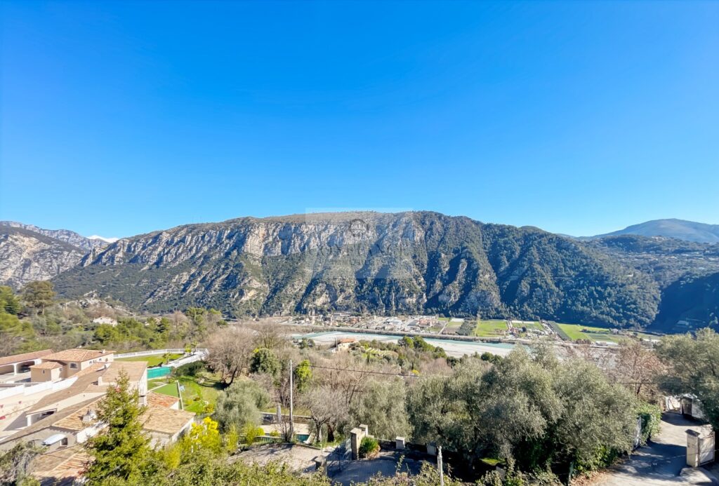 Maison individuelle – 7 pièces – 5 chambres – 185 m²