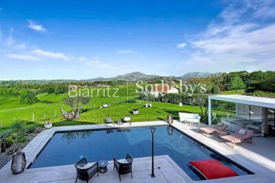Maison basque avec piscine et vue dégagée – Larressore – 7 pièces – 5 chambres – 185 m²