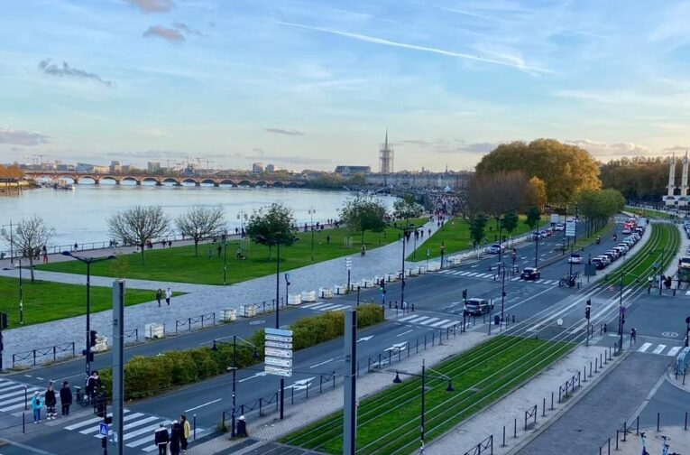 bordeaux vue tram garonne