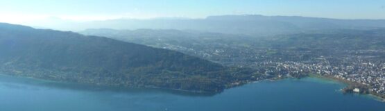 lac Annecy vue montagne en haut