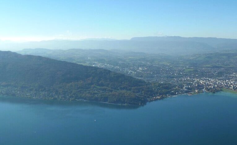 lac Annecy vue montagne en haut