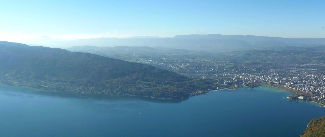 lac Annecy vue montagne en haut