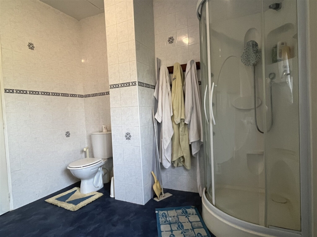 Située au milieu des prairies du Pays d&rsquo;Auge, au bout d&rsquo;un c – 9 pièces – 6 chambres – 170 m²