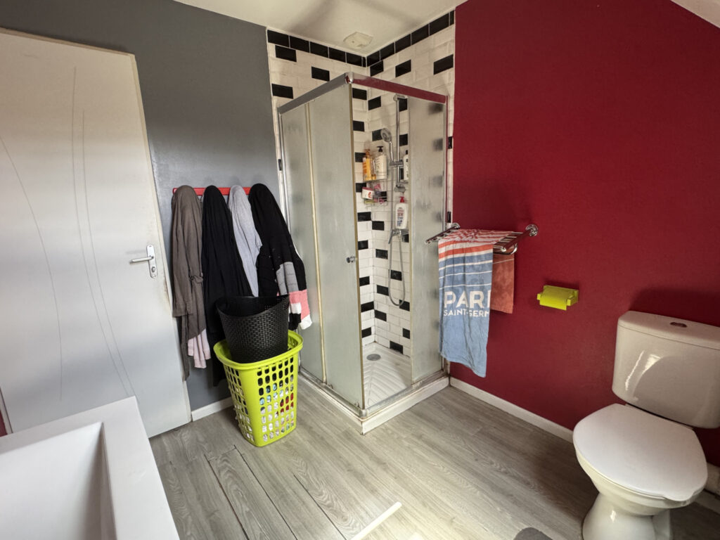 Proposée par Cazin Immobilier Située entre Vimoutiers et Gac – 6 pièces – 5 chambres – 109 m²
