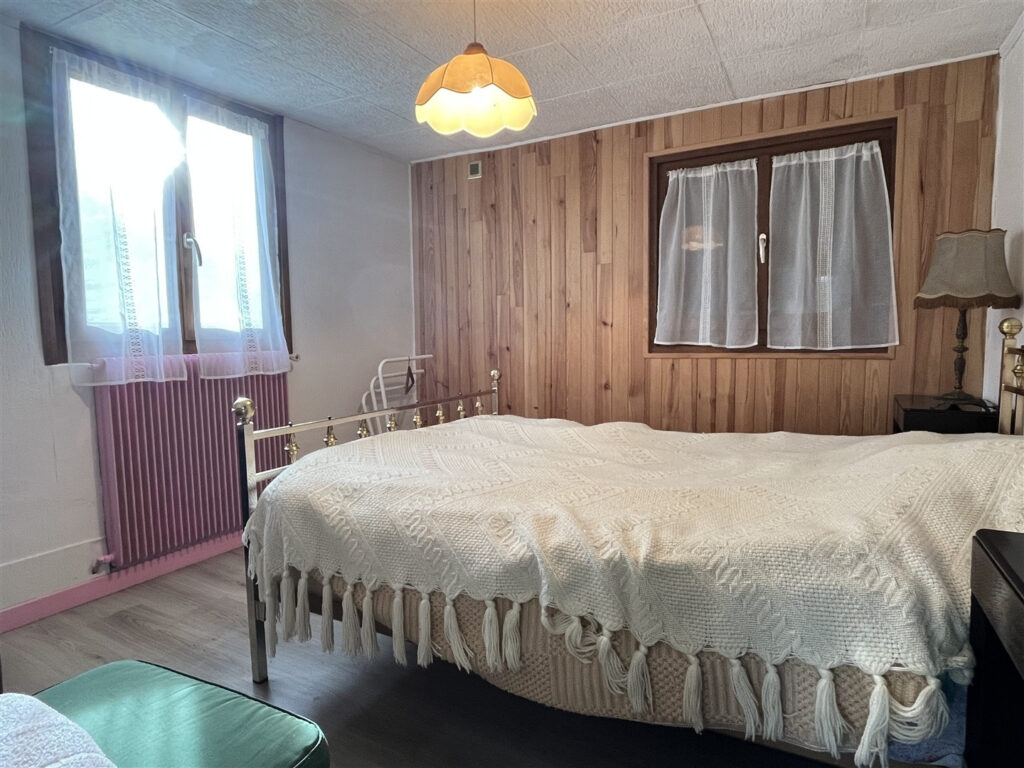 Située au milieu des prairies du Pays d&rsquo;Auge, au bout d&rsquo;un c – 9 pièces – 6 chambres – 170 m²
