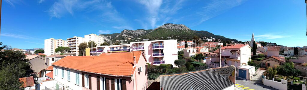A vendre – T2 loué dernier étage – Vue Faron – Rentabilité immédiate – Parking – Cave – Toulon La Loubière – 165 900 € – 2 pièces – 1 chambre – 37 m²