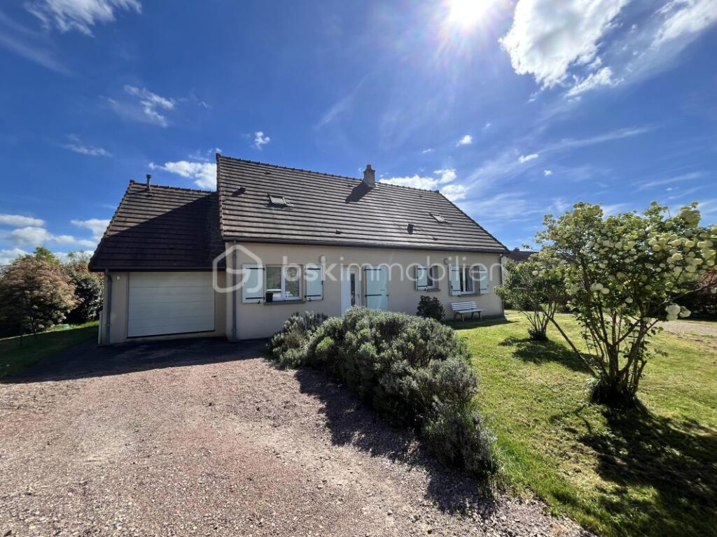 Magnifique maison familiale contemporaine en lisière de la Forêt des Bertranges avec double carport et garage – 7 pièces – 5 chambres – 180 m²