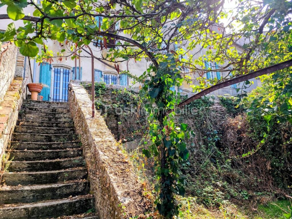 Volumes et potentiel – Maison de 240 m² avec vue dégagée sur la Garonne – 7 pièces – 4 chambres – 207 m²